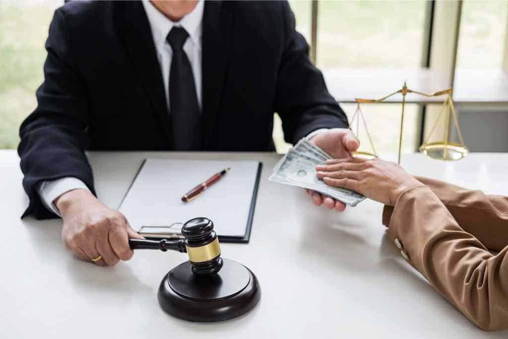 ¿Cuánto cobra un abogado por caso en Estados Unidos?