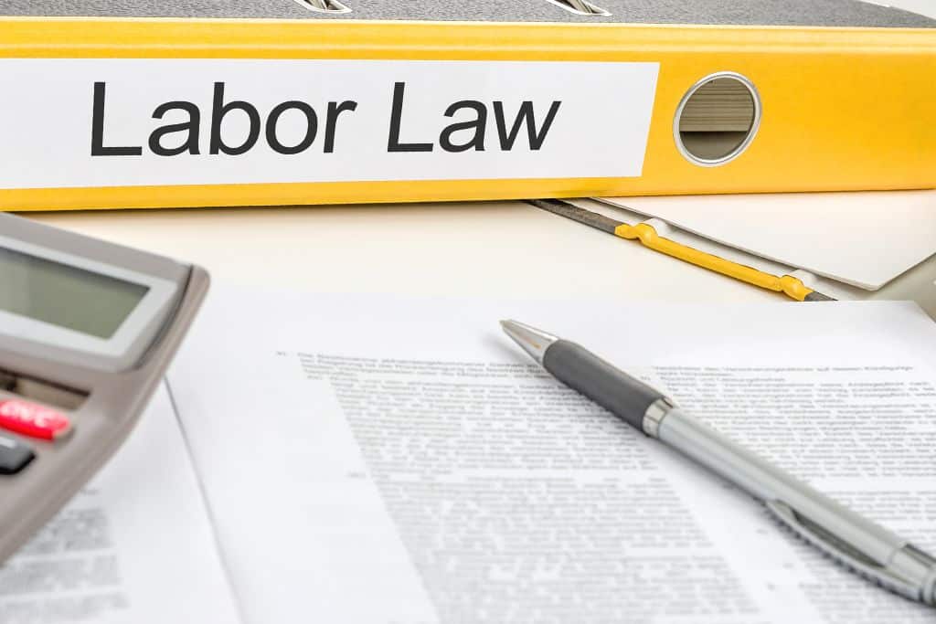 Carpeta con información sobre derecho laboral