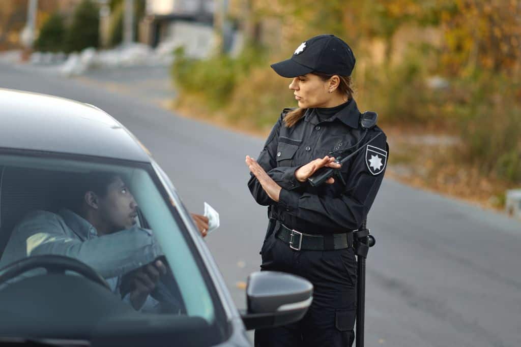 Policía discutiendo con un conductor